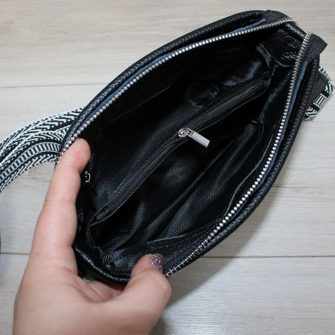 Купити чорну шкіряну крос-боді: Компактність для вечірнього виходу